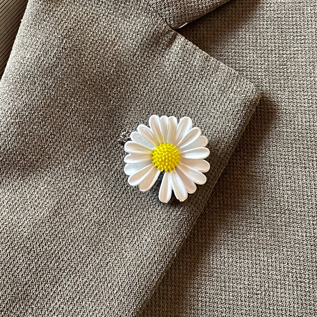 Daisy Brooch Pin for Weddings | Floral Boutonniere Alternative