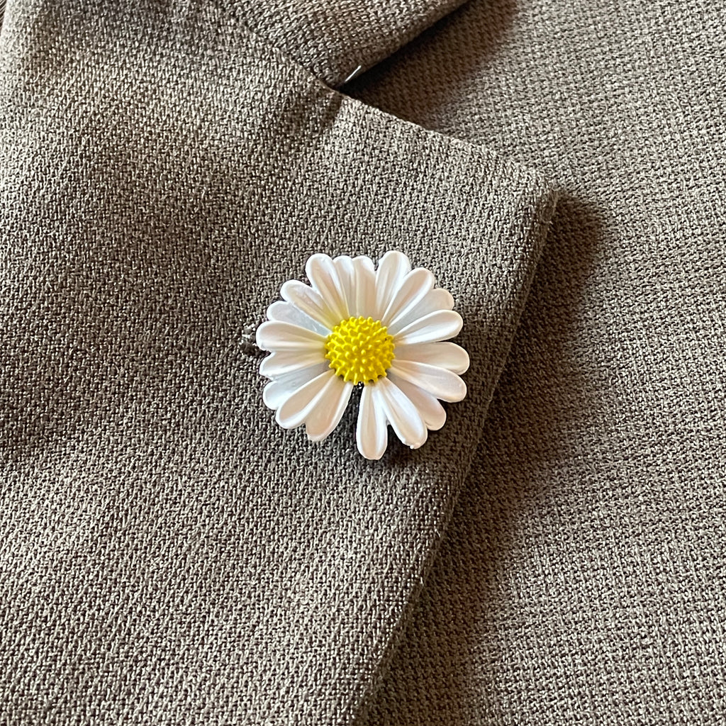 Daisy Brooch Pin for Weddings | Floral Boutonniere Alternative